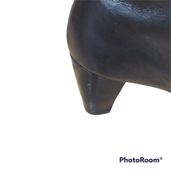 Ecco Black Leather Booties with Zipper Closure and Button Detail. Size 41. - Picture 9 of 10